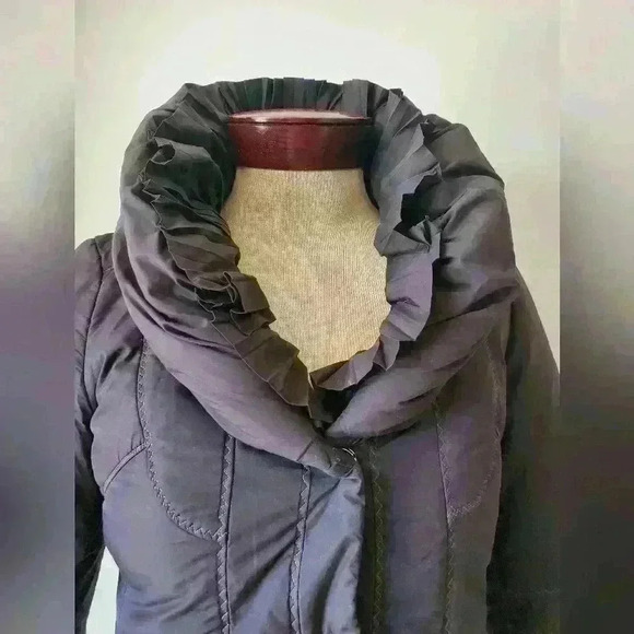 ELIE TAHARI feminine ruffled collar puffer  coat. Size small - Picture 3 of 12
